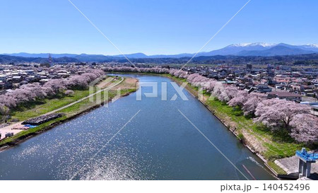 残雪の蔵王連峰と白石川堤一目千本桜│空撮 残雪の蔵王連峰と白石川堤一目千本桜│空撮 140452496