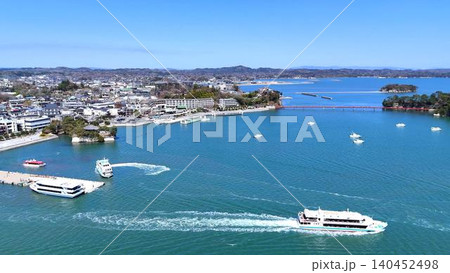 松島湾を進む遊覧船と福浦橋│日本三景の空撮風景 松島湾を進む遊覧船と福浦橋│日本三景の空撮風景 140452498