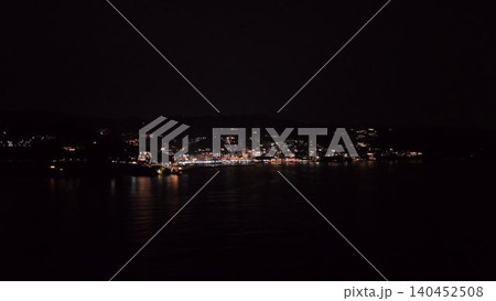 海を挟んで望む熱海温泉街のきらびやかな夜景写真 海を挟んで望む熱海温泉街のきらびやかな夜景写真 140452508