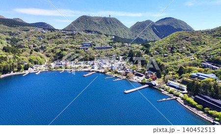 芦ノ湖に面した元箱根の街並みと桟橋│空撮写真 140452513