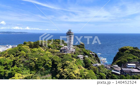 広大な海を背景にそびえる江の島シーキャンドルの空撮 広大な海を背景にそびえる江の島シーキャンドルの空撮 140452524
