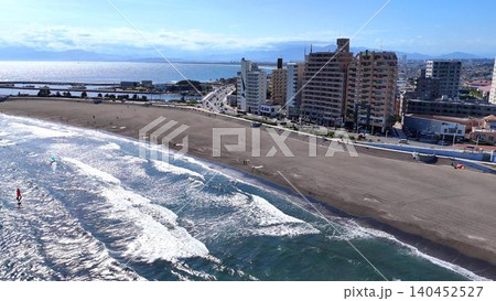 湘南海岸の砂浜と海沿いに建ち並ぶ建物の空撮風景 140452527