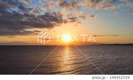 黄金色に染まる夕暮れの海と美しい空の絶景 黄金色に染まる夕暮れの海と美しい空の絶景 140452534