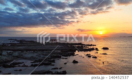富士山と江の島を望む葉山海岸の美しい夕景空撮 富士山と江の島を望む葉山海岸の美しい夕景空撮 140452537