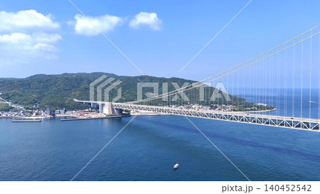 淡路島へ美しく弧を描く明石海峡大橋のケーブル 淡路島へ美しく弧を描く明石海峡大橋のケーブル 140452542