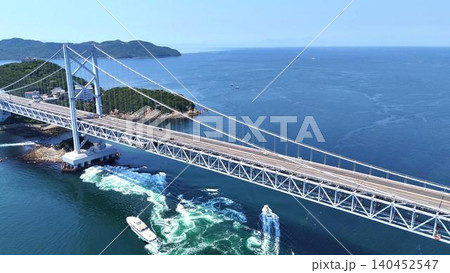 大鳴門橋の力強い構造美と鳴門海峡の渦潮を望む絶景空撮 大鳴門橋の力強い構造美と鳴門海峡の渦潮を望む絶景空撮 140452547