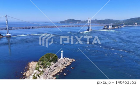 白い灯台が立つ飛島と大鳴門橋の美しい空撮絶景 白い灯台が立つ飛島と大鳴門橋の美しい空撮絶景 140452552