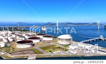 海辺に建設された巨大なタンク群と瀬戸大橋の風景 140452559