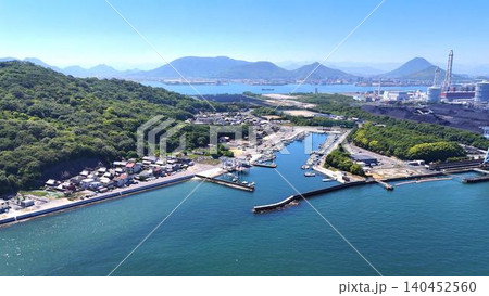瀬戸内の自然と坂出の工業地帯を一望するパノラマ 瀬戸内の自然と坂出の工業地帯を一望するパノラマ 140452560