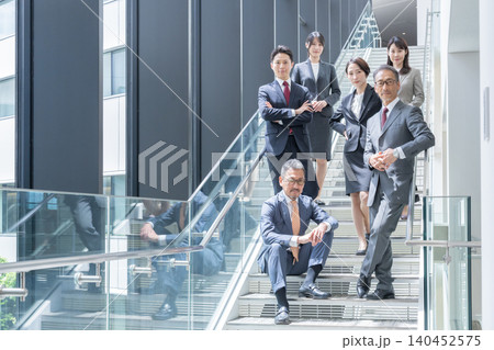 オフィスで働くビジネスマンたち(多人数・複数人・集団・大人数) オフィスで働くビジネスマンたち(多人数・複数人・集団・大人数) 140452575