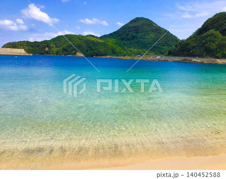 透明な海と山に囲まれた静かな砂浜 140452588