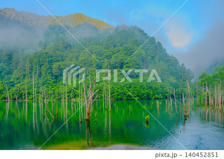 初夏の早朝に朝霧が漂う御嶽山山麓・自然湖の立ち枯れと朝焼けリフレクション風景 初夏の早朝に朝霧が漂う御嶽山山麓・自然湖の立ち枯れと朝焼けリフレクション風景 140452851