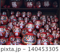 勝尾寺の勝ちダルマが並ぶ風景 140453305