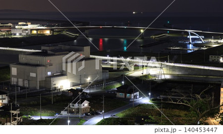 宮城県石巻市の日和山公園展望広場から見た夜景、船舶用の青赤の信号が設置されている日和大橋 宮城県石巻市の日和山公園展望広場から見た夜景、船舶用の青赤の信号が設置されている日和大橋 140453447