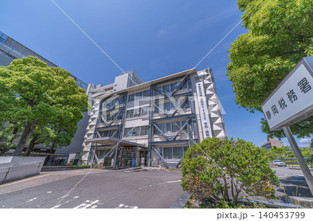 静岡税務署の庁舎外観と看板、e-Taxの懸垂幕【静岡県静岡市葵区城内町】 140453799