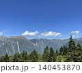 北アルプスの山並みと青空 140453870