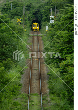 トンネルを抜け新緑の中を走るローカル線 トンネルを抜け新緑の中を走るローカル線 140453930