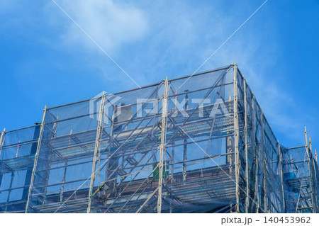 青空と鉄骨建方工事 140453962