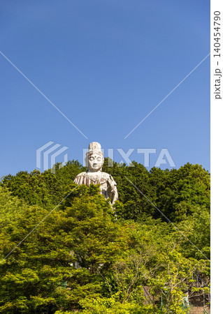 緑に囲まれた壷阪寺の仏像 緑に囲まれた壷阪寺の仏像 140454790