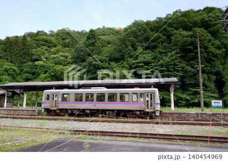 JR西日本 芸備線 備後落合駅に停車するキハ120形一両編成の普通列車 140454969