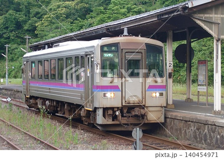 JR西日本 芸備線 備後落合駅に停車するキハ120形一両編成の普通列車 140454971