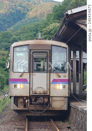 JR西日本 芸備線 備後落合駅に停車するキハ120形一両編成の普通列車 140454975