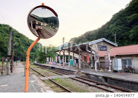JR西日本 芸備線 備後落合駅に停車するキハ120形一両編成の普通列車 140454977