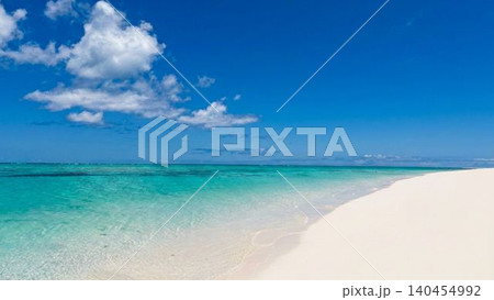 沖縄県久米島 はての浜の白砂ビーチとエメラルドグリーンの海 沖縄県久米島 はての浜の白砂ビーチとエメラルドグリーンの海 140454992