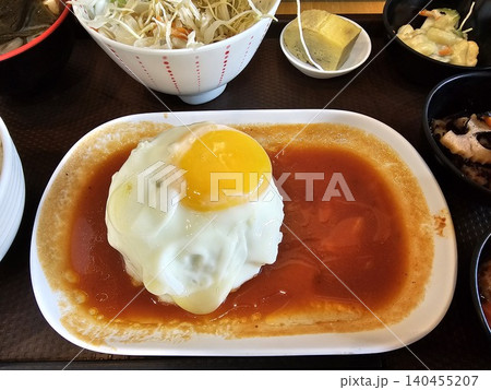 目玉焼きとハンバーグ 目玉焼きとハンバーグ 140455207
