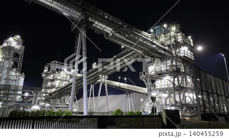 日本製紙石巻fEC雲雀野発電所（宮城県石巻市）の工場夜景 140455259