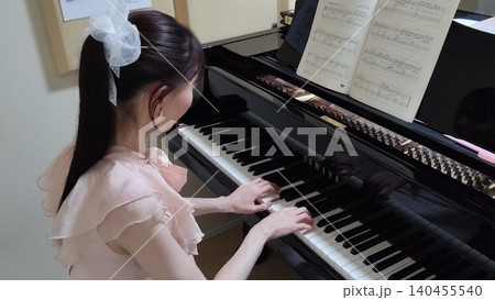 ピアノを弾く女性 ピアノを弾く女性 140455540