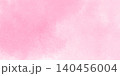 ピンク色の水彩絵の具が淡く画用紙に滲む背景イラスト 140456004