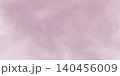 暗いピンク色の水彩が画用紙に滲む背景イラスト 140456009