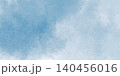 冷たい青色の水彩絵の具が画用紙に滲む背景イラスト 140456016