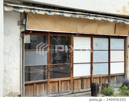 老朽化した木製引き戸のある空き店舗の外観 老朽化した木製引き戸のある空き店舗の外観 140456103