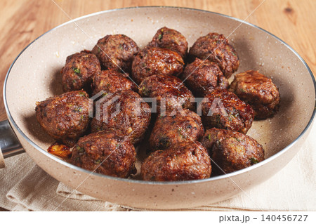 fried meatballs in a frying pan, homemade, no people, fried meatballs in a frying pan, homemade, no people, 140456727