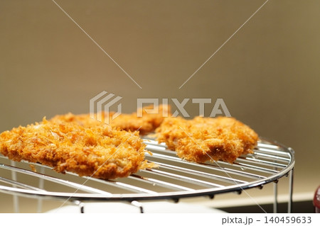 手作りのとんかつ  油切り網に並んだ出来立ての揚げ物  140459633