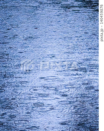 青く輝く水面に広がる雨の波紋模様 / 清涼感と静けさを表現する背景素材 青く輝く水面に広がる雨の波紋模様 / 清涼感と静けさを表現する背景素材 140459876