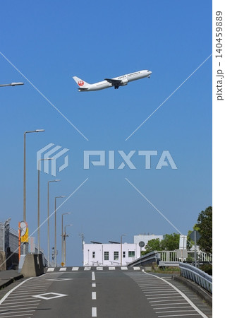 離陸、上昇する旅客機 140459889