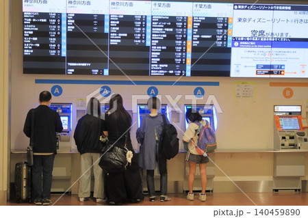 空港のバス乗車券売り場　バスのチケットを買い求める乗客 140459890