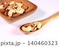 木皿とスプーンに盛ったミックスナッツ　 140460323