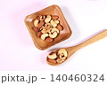 木皿とスプーンに盛ったミックスナッツ　 140460324