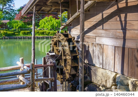 新緑に囲まれた伝統的な日本の水車と水車小屋の美しい風景 140460344