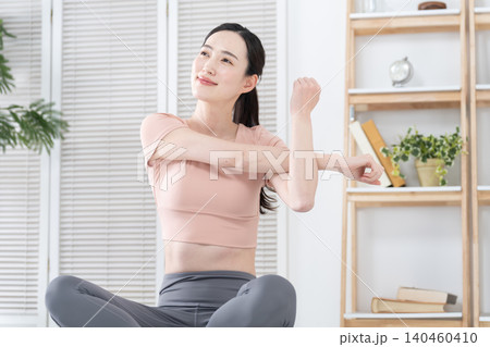 家で運動やストレッチをする女性 家で運動やストレッチをする女性 140460410