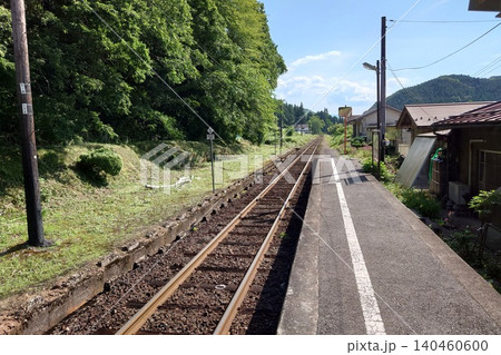 映画「砂の器」の舞台となったJR木次線の亀嵩駅 昭和レトロな木造駅舎と赤ポスト 映画「砂の器」の舞台となったJR木次線の亀嵩駅 昭和レトロな木造駅舎と赤ポスト 140460600