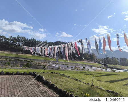 長野県須坂市・百々川の河川敷に並ぶたくさんの鯉のぼりと春の青空 長野県須坂市・百々川の河川敷に並ぶたくさんの鯉のぼりと春の青空 140460643