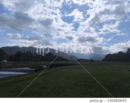 長野県須坂市・百々川緑地を流れる百々川の落差工(堰)と春の新緑風景 長野県須坂市・百々川緑地を流れる百々川の落差工(堰)と春の新緑風景 140460645