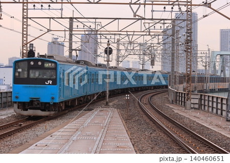 都心のビル群を背景にJR京葉線を走行する201系電車_2011/2/2撮影 都心のビル群を背景にJR京葉線を走行する201系電車_2011/2/2撮影 140460651