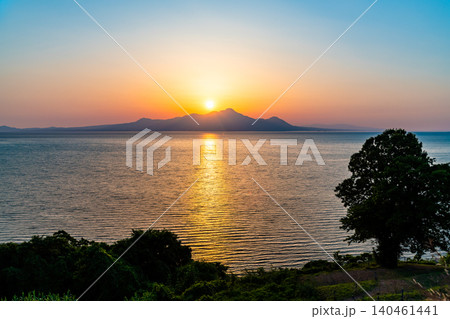 長崎 雲仙岳と有明海の夕陽 御輿来海岸から 長崎 雲仙岳と有明海の夕陽 御輿来海岸から 140461441