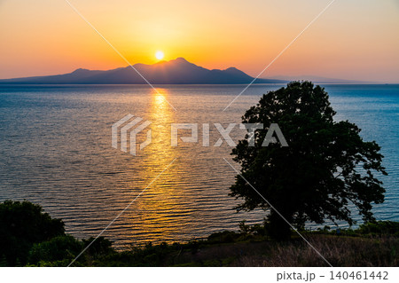 長崎 雲仙岳と有明海の夕陽　御輿来海岸から 140461442
